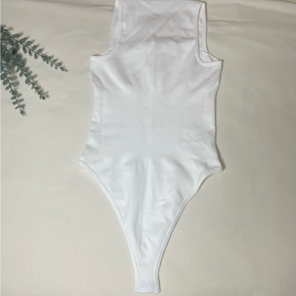 OQQ Women’s White Ribbed Square Neck Bodysuit Sleeveless Stretch Size M - Picture 7 of 7